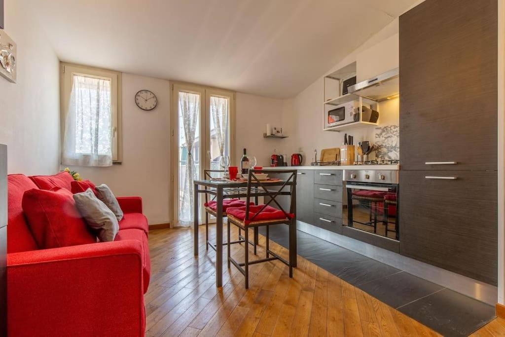 Unique & Strategic Flat, 50M From M4 Station Apartment Милано Екстериор снимка