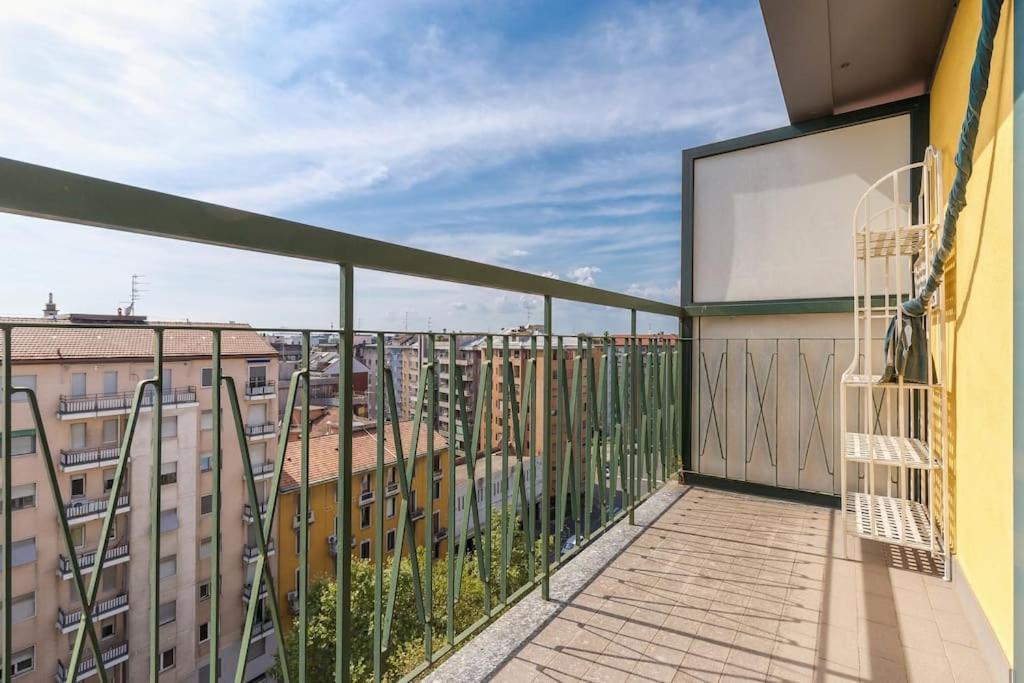 Unique & Strategic Flat, 50M From M4 Station Apartment Милано Екстериор снимка